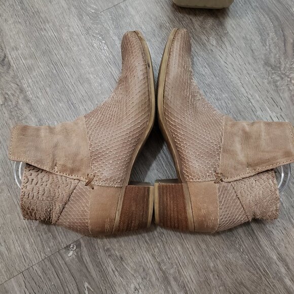 MJUS Textured Genuine Leather Ankle Booties Snake Skin Sz 39 - Picture 3 of 9